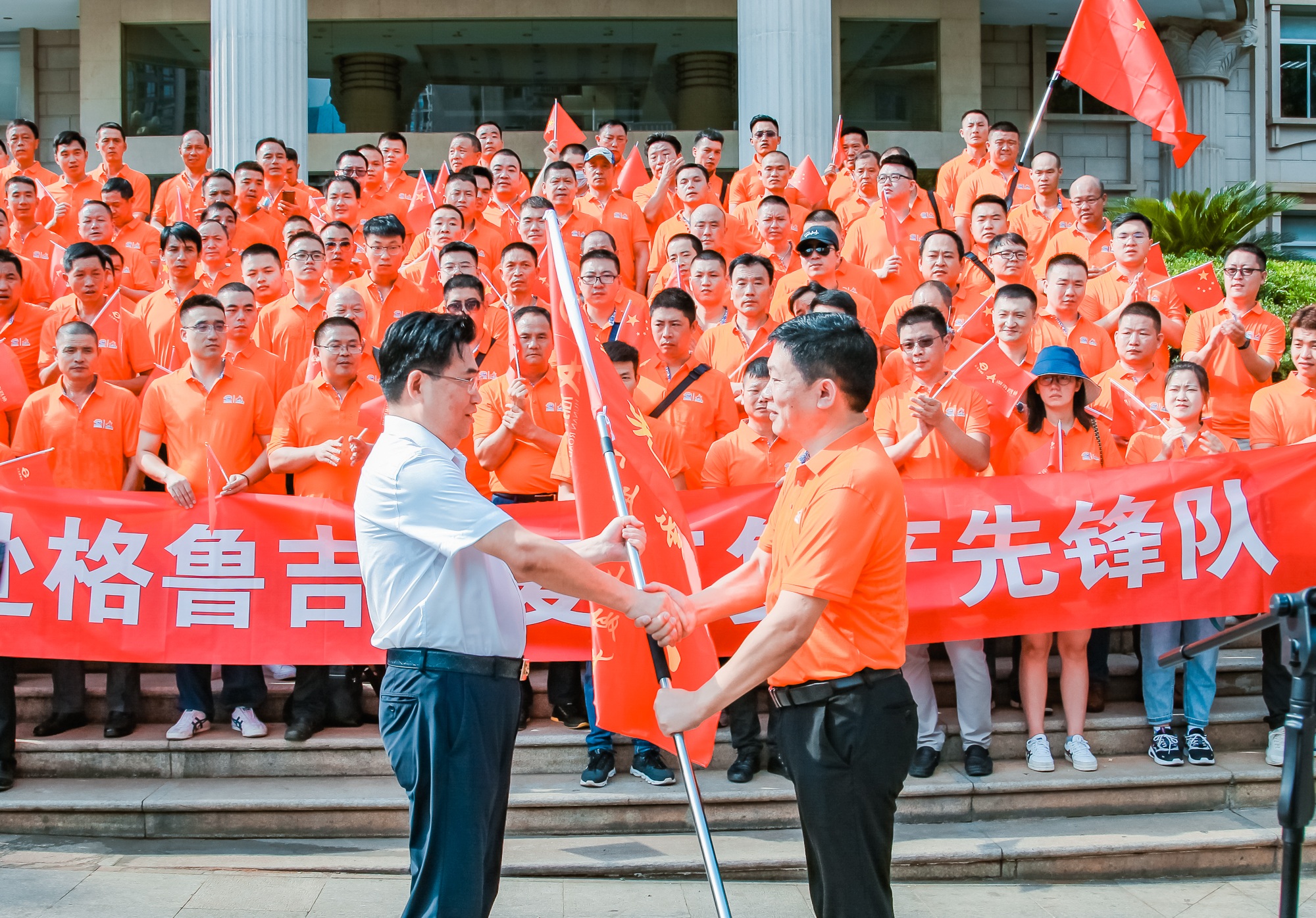 交水建集团党委书记、董事长方联民向赴格团组领队授旗.jpg