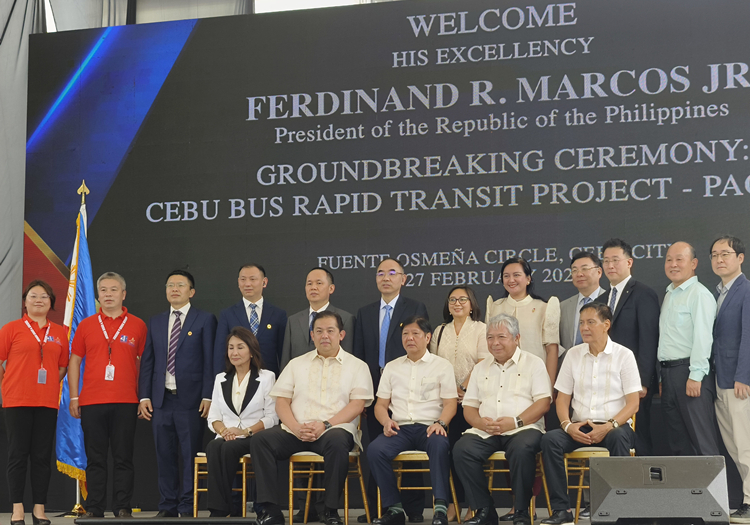菲律宾总统马科斯（前排左三）携官员与项目建设相关方合影.jpg