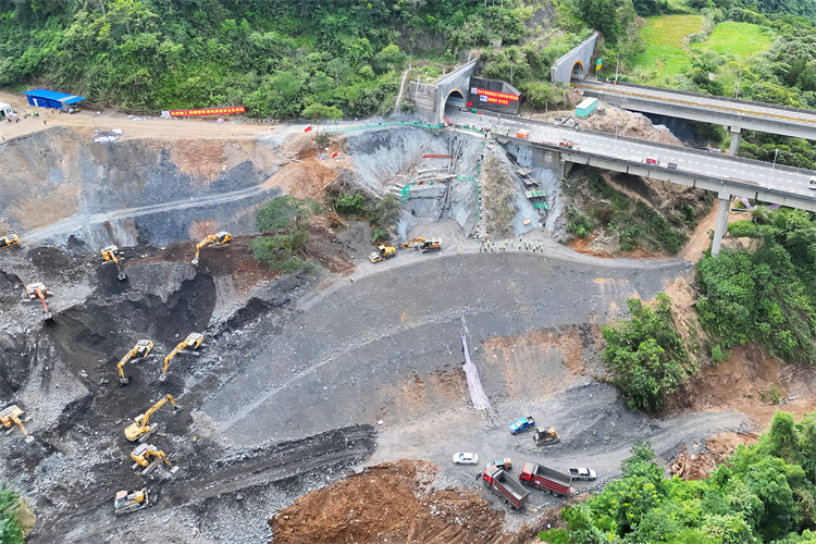 20251121116512.jpg 11多台设备作业.jpg