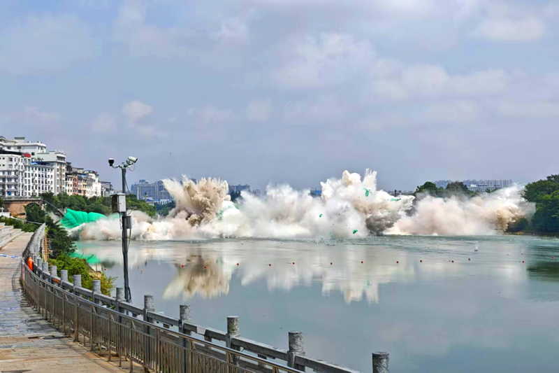 爆破_副本.jpg